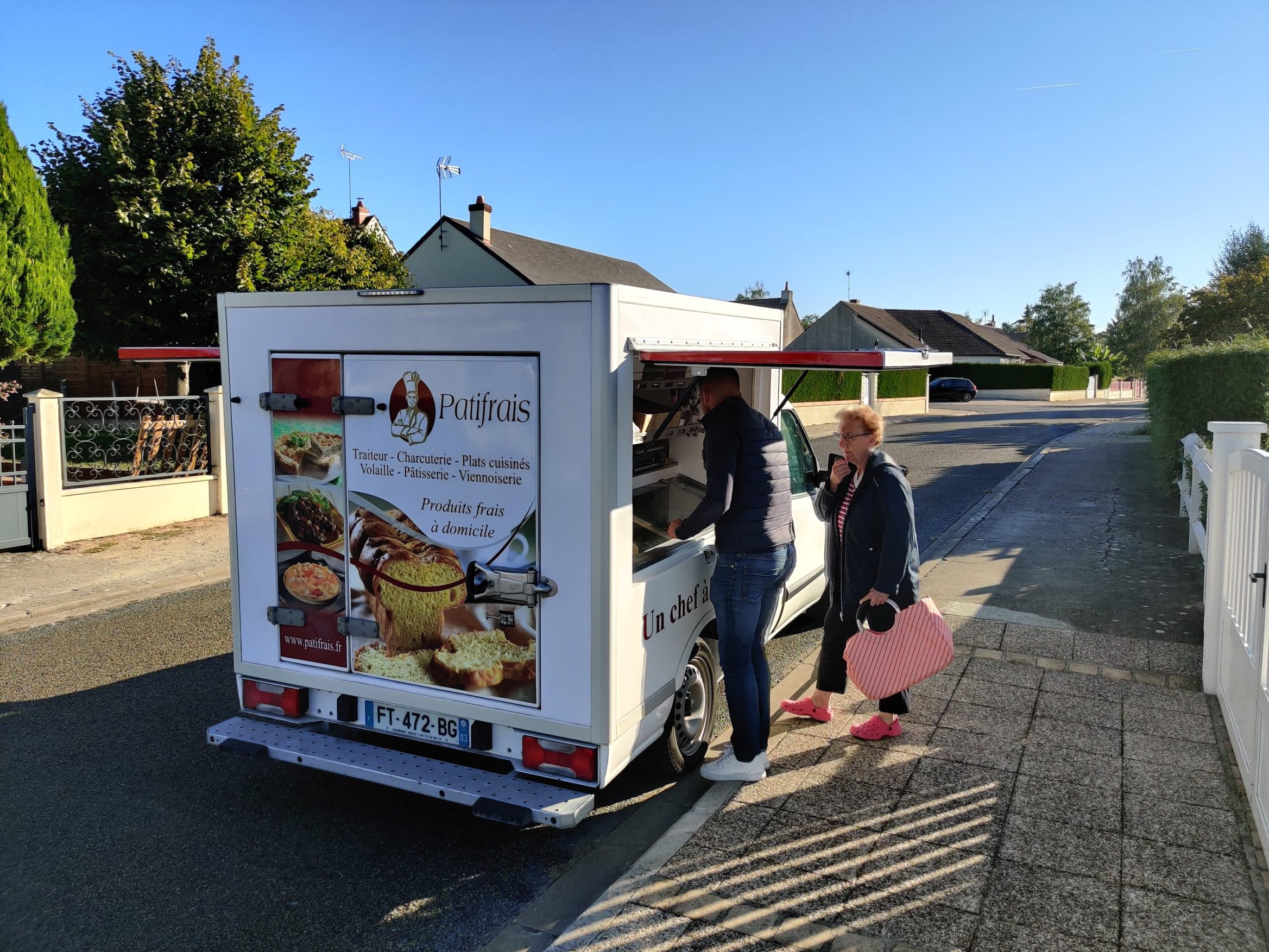 Camion Pâtifrais devant la maison d'un particulier